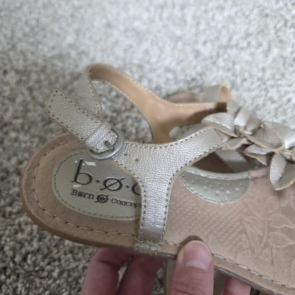 B.O.C. Women's BOC by BORN Champagne Gold‎ Thong Leather Flower Sandals Size 6 - Picture 5 of 9